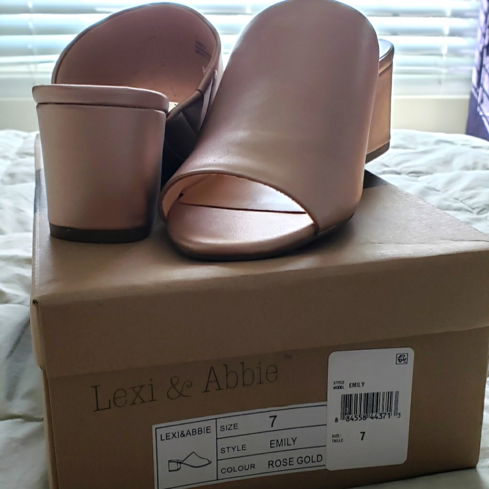 New with box Lexi & Abbie sandals